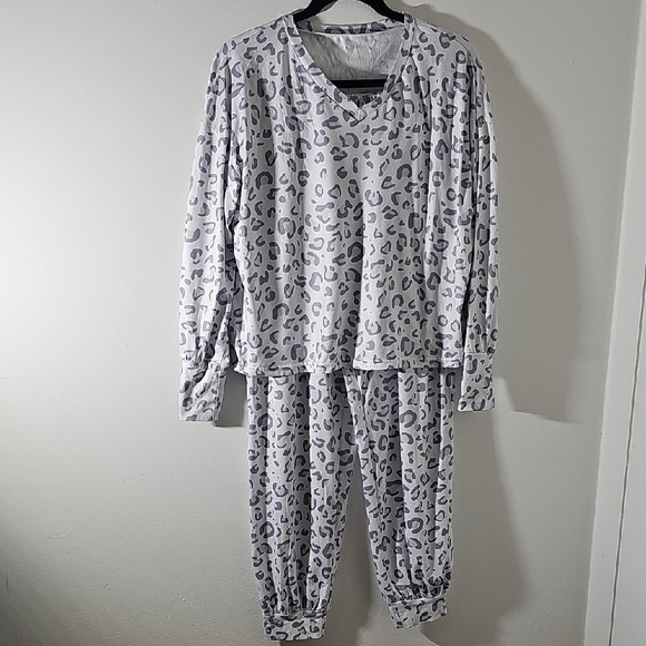 Leopard Print Kids Pajamas.‎ Gray And White Size Large. - Picture 1 of 7